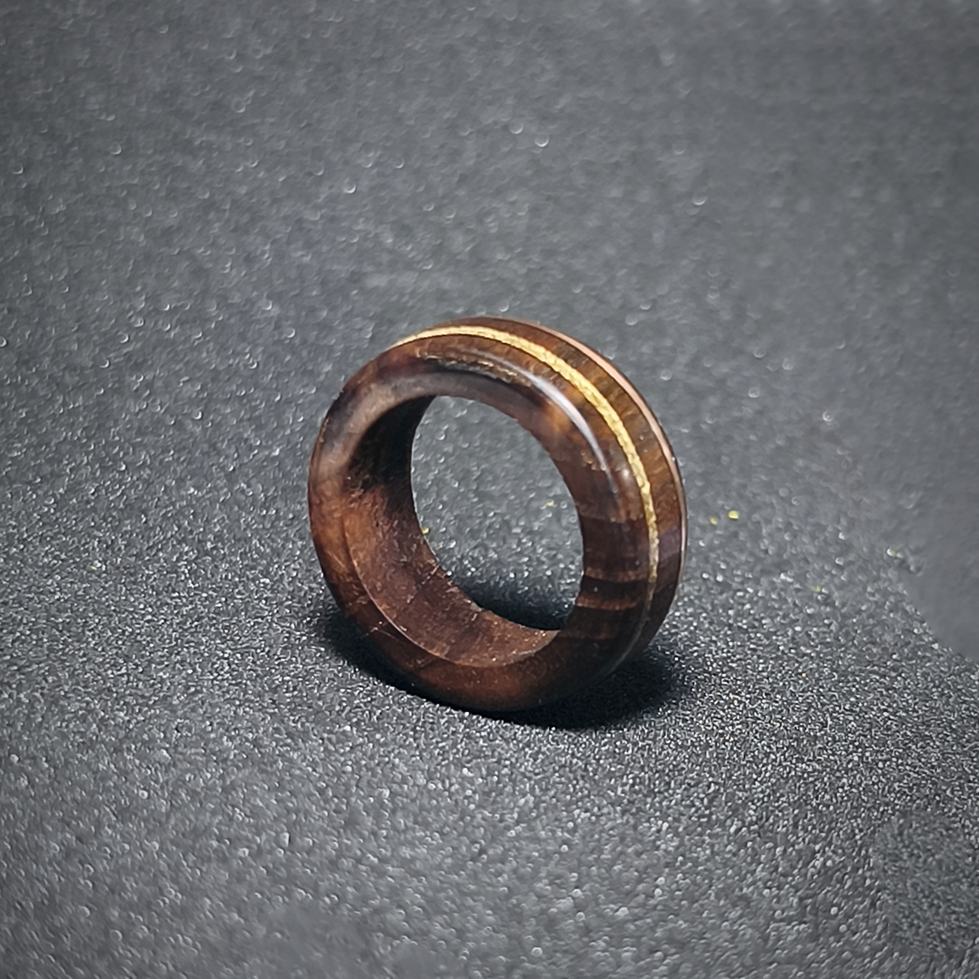 حلقه انگشتری چوبی Ring. دست‌ساز. چوب کایو kayo. آذین مرکزی به انتخاب شما. مدل teyda