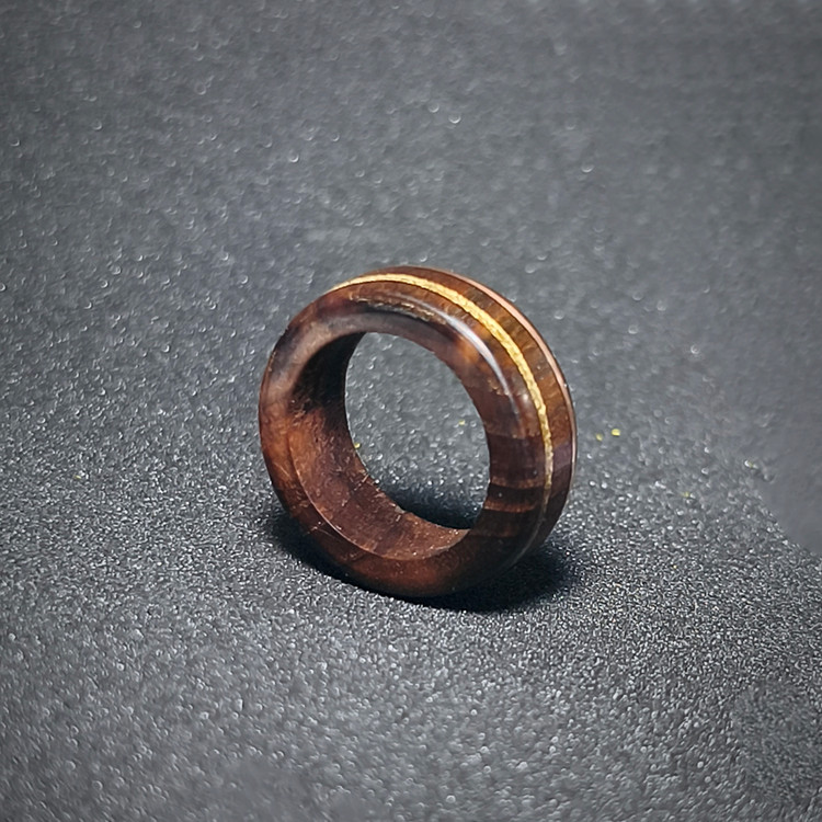 حلقه انگشتری چوبی Ring. دستساز. چوب کایو kayo. آذین مرکزی به انتخاب شما. مدل teyda